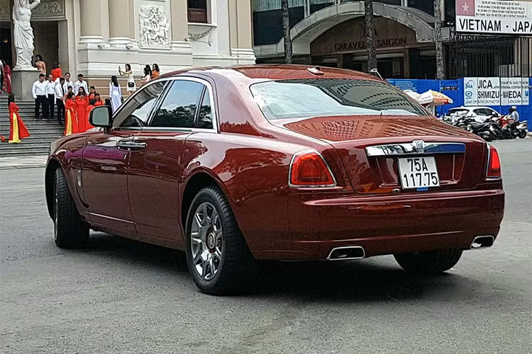 Xe có khả năng tăng tốc từ 0 lên 100 km/h trong 4.9 giây, vận tốc tối đa 249 km/h. Trang bị an toàn theo xe gồm: kiểm soát hành trình, điều khiển bằng giọng nói, cảm biến đổ sau, hỗ trợ phanh khẩn cấp, ổn định điều khiển lực kéo, cân bằng điện tử ESP, phát hiện người đi bộ Navi Nightvison, cảnh báo tiền va chạm, 10 túi khí an toàn...