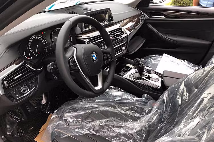 Nội thất bên trong của BMW 5 series 2017 sang trọng với các chi tiết bọc da cao cấp, vô-lăng dạng 3 chấu thể thao tích hợp các phím chức năng, điều hòa 4 vùng độc lập, màn hình giải trí cảm ứng kích thước 12,3 inch nằm ở chính giữa khu vực bảng táp-lô.