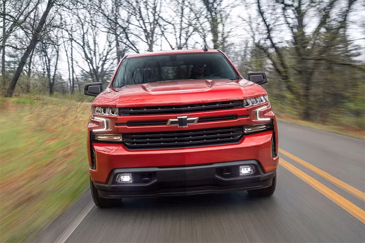 Theo Chevrolet, động cơ mới có mô-men xoắn tăng 22% trong khi lượng xăng tiêu thụ giảm đáng kể. Ngoài ra, động cơ mới còn giúp Chevrolet Silverado 2019 có tỷ số công suất/trọng lượng tốt hơn. Hãng Chevrolet kỳ vọng phiên bản dùng động cơ 4 xi-lanh sẽ chiếm khoảng 10% tổng doanh số của dòng Silverado 2019 tại Mỹ.