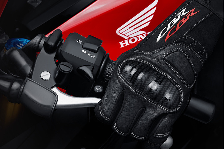 Bên cạnh thiết kế tổng thể với các đường nét có độ nhô về phía trước tựa như một tay đua luôn sẵn sàng xuất phát trong mọi cung đường, CBR150R tiếp tục gây ấn tượng với loạt trang bị, điểm nhấn độc đáo như hệ thống đèn LED hai tầng với chức năng riêng biệt (đèn ban ngày tầng trên và đèn pha/cos tầng dưới) mang lại khả năng chiếu sáng tối ưu.