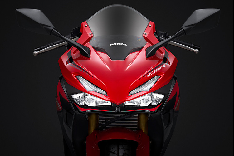 Cụ thể, diện mạo của CBR150R 2023 được phối màu bắt mắt hơn, mang lại hình ảnh khỏe khoắn cho người cầm lái. Phiên bản Thể thao với phần mặt nạ trước màu trắng cùng vành xe màu vàng mới đem đến hình ảnh thể thao, năng động.