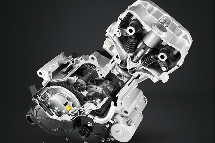 “Trái tim” của CBR150R là khối động cơ dung tích 150cc xi-lanh đơn, trục cam đôi DOHC, hộp số 6 cấp làm mát bằng dung dịch, có khả năng sản sinh công suất tối đa lên đến 12,6 kW tại 9.000 vòng/phút và mô-men xoắn cực đại 14,4 Nm tại 7.000 vòng/phút.