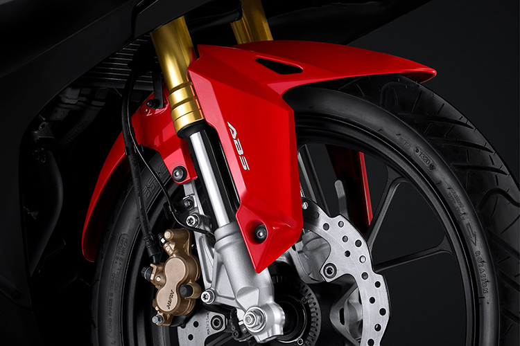 Cùng với đó là bình xăng phía trước với ốp bên hông được tạo hình sắc nét tạo sự gọn gàng và độ thoáng cho góc lái, giúp người điều khiển thoải mái di chuyển và khám phá mọi cung đường thành thị...