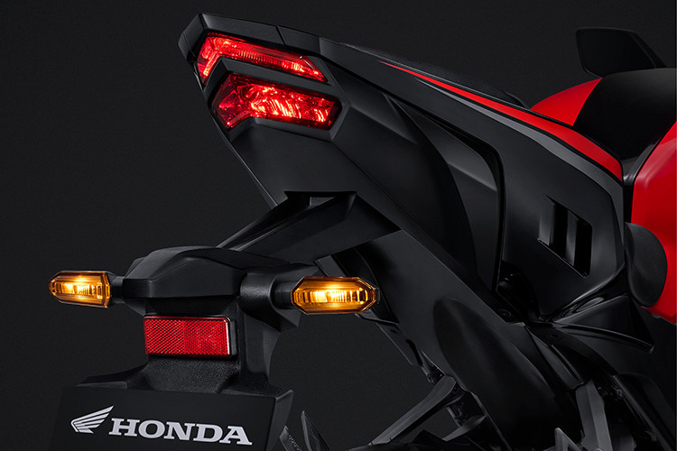 Honda CBR150R 2023 được trang bị màn hình LCD sắc nét hiển thị các thông số kỹ thuật cho người điều khiển dễ dàng quan sát khi vận hành; giảm xóc hành trình ngược upside down thể thao sơn mạ vàng, giúp toàn bộ phần trước của xe trở nên cứng cáp.