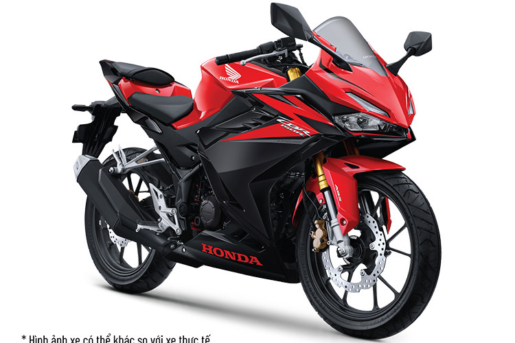 Mẫu xe côn tay Honda CBR150R 2023 mới vừa chính thức giới được thiệu tại Việt Nam. Xe tiếp tục nhập khẩu nguyên chiếc từ Indonesia tương tự đời trước. Tuy nhiên, ở phiên bản 2023, xe được làm mới ngoại hình nhờ những thay đổi về tem và màu sắc trên thân xe.