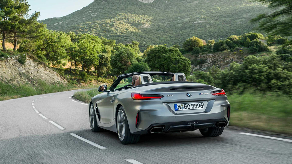 Tính an toàn của Z4 2019 khi đủ đồ cũng được đảm bảo hơn với gói công nghệ Driving Assistance (giá 500 USD) gồm các hệ thống trợ lái như phát hiện người đi bộ, cảnh báo va chạm trước, phanh chủ động, cảnh báo chệch làn đường, cảnh báo điểm mù và kiểm soát cự ly đỗ xe. Hệ thống kiểm soát hành trình thích ứng là tùy chọn riêng biệt có giá 1.200 USD.