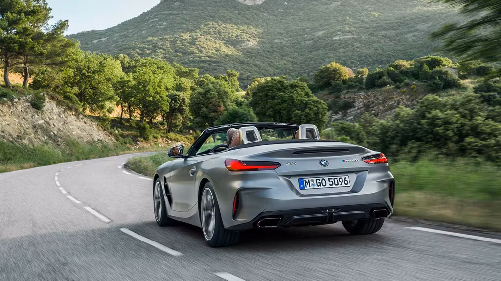 Tính an toàn của Z4 2019 khi đủ đồ cũng được đảm bảo hơn với gói công nghệ Driving Assistance (giá 500 USD) gồm các hệ thống trợ lái như phát hiện người đi bộ, cảnh báo va chạm trước, phanh chủ động, cảnh báo chệch làn đường, cảnh báo điểm mù và kiểm soát cự ly đỗ xe. Hệ thống kiểm soát hành trình thích ứng là tùy chọn riêng biệt có giá 1.200 USD.