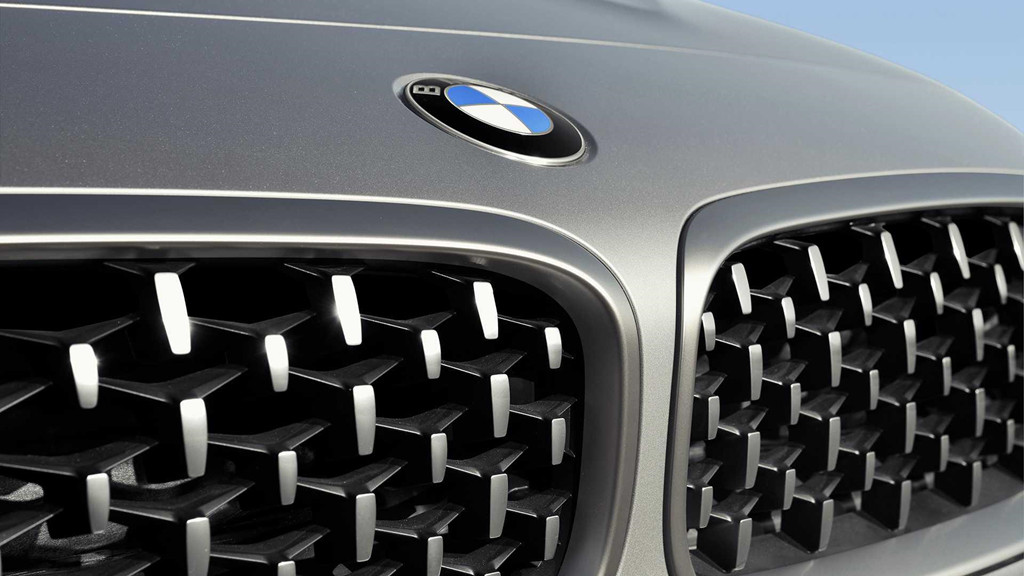 Về ngoại thất, mức giá BMW Z4 2019 khoảng 74.745 USD sẽ bao gồm tùy chọn màu sơn ghi xám độc quyền có mức phí 3.600 USD. Các lựa chọn cấp thấp hơn là đen ánh kim, bạc ánh kim, xanh dương và đỏ đều có giá 550 USD. Chỉ có trắng tuyết là màu sơn không phải trả phí.