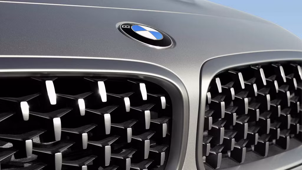 Về ngoại thất, mức giá BMW Z4 2019 khoảng 74.745 USD sẽ bao gồm tùy chọn màu sơn ghi xám độc quyền có mức phí 3.600 USD. Các lựa chọn cấp thấp hơn là đen ánh kim, bạc ánh kim, xanh dương và đỏ đều có giá 550 USD. Chỉ có trắng tuyết là màu sơn không phải trả phí.