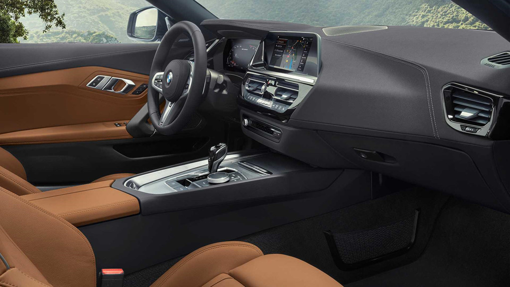 Cùng với đó là gói Executive (giá 2.500 USD) với các trang bị bổ sung như đèn LED thích ứng có tính năng thay đổi linh hoạt góc chiếu, đèn viền nội thất và dàn âm thanh Harman Kardon 12 loa.