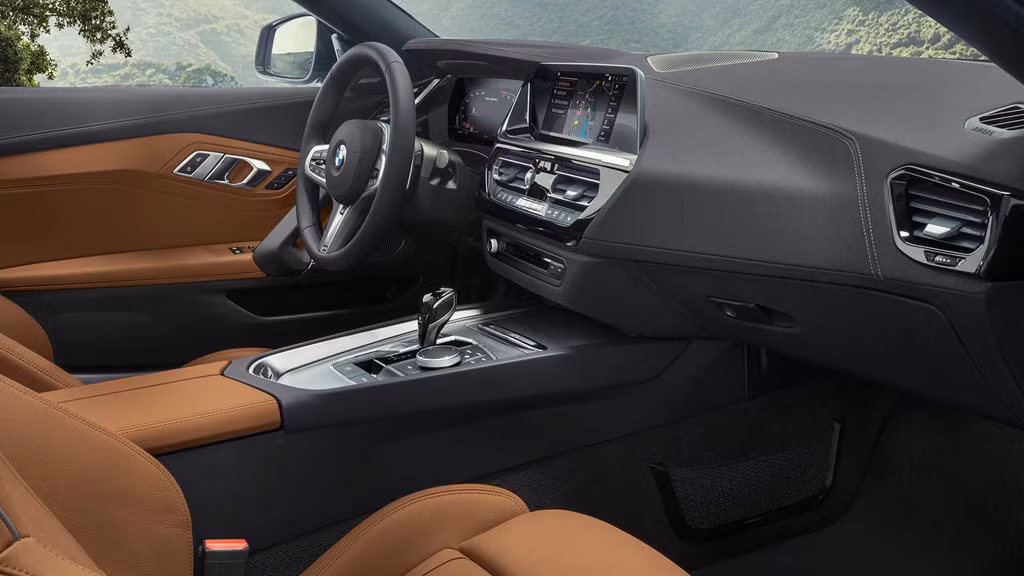 Cùng với đó là gói Executive (giá 2.500 USD) với các trang bị bổ sung như đèn LED thích ứng có tính năng thay đổi linh hoạt góc chiếu, đèn viền nội thất và dàn âm thanh Harman Kardon 12 loa.