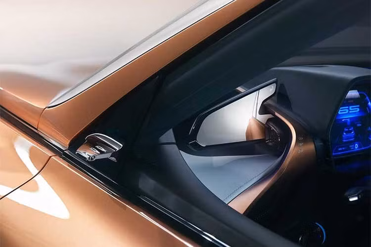 Cabin xe thật thoải mái nhưng vẫn sang trọng, đó là mục tiêu của Lexus muốn đem tới cho khách hàng. Bên cạnh đó, LF-1 cũng được loại bỏ bớt tay nắm và nút bấm làm mất cân bằng, thay thế bởi những điều khiển kích hoạt bằng chuyển động và màn hình hiển thị nhỏ gọn phía trước, LF-1 cho phép người lái tập trung hơn vào việc lái xe.