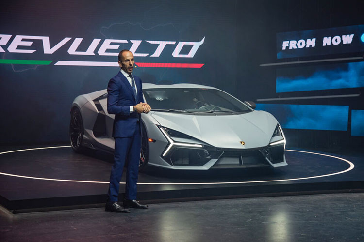 Còn các thông tin về Revuelto chính hãng tại Việt Nam hiện vẫn chưa có cập nhật nào mới và hiện mẫu xe này cũng trong tình trạng cháy hàng trên toàn thế giới. Dự đoán sẽ rất lâu siêu phẩm này mới cập bến thị trường Việt Nam trên bất cứ hình thức nào.