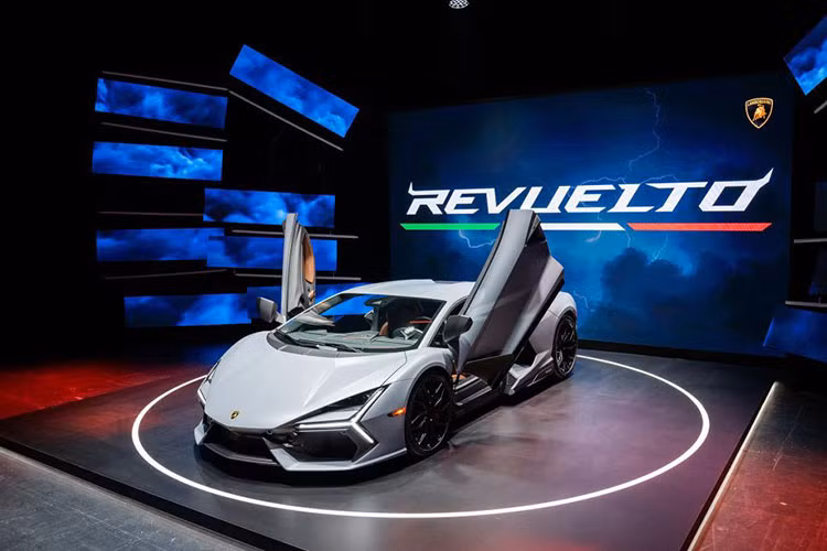 Sau khi ra mắt tại các thị trường châu Á như Trung Quốc, Thái Lan, Malaysia… thì mới đây Lamborghini Singapore chính thức trình làng mẫu siêu xe hybrid Lamborghini Revuelto tại Singapore với mức giá gần 2 triệu đô la (khoảng hơn 46 tỷ đồng) cao hơn rất nhiều so với mặt bằng chung.