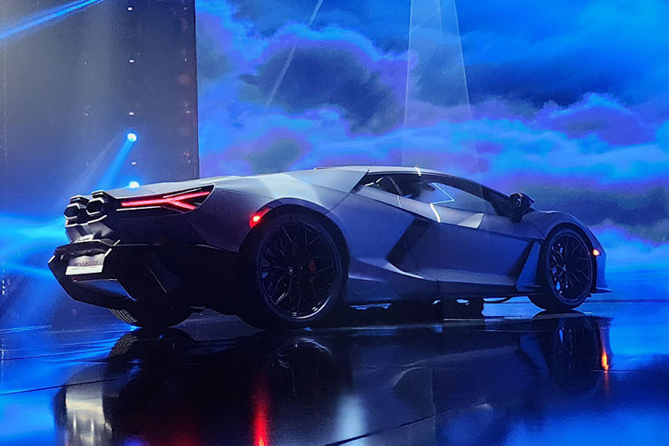 Tuy nhiên giá bán tại Singapore chưa bao gồm giấy chứng nhận quyền sở hữu vốn là một loại phí đắt đỏ đối với những chủ xe tại đây. Tại Việt Nam, dù Lamborghini đã có nhà phân phối chính hãng nhưng mẫu xe mới nhất được giới thiệu gần đây là Urus Performante với giá bán khởi điểm từ 16.5 tỷ đồng.