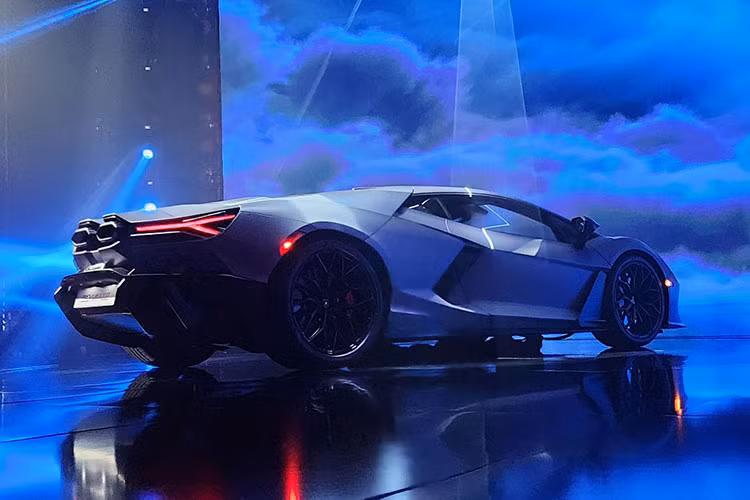 Tuy nhiên giá bán tại Singapore chưa bao gồm giấy chứng nhận quyền sở hữu vốn là một loại phí đắt đỏ đối với những chủ xe tại đây. Tại Việt Nam, dù Lamborghini đã có nhà phân phối chính hãng nhưng mẫu xe mới nhất được giới thiệu gần đây là Urus Performante với giá bán khởi điểm từ 16.5 tỷ đồng.