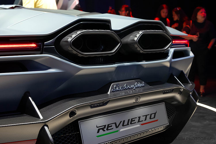 Khác với Lamborghini Aventador thì Lamborghini Revuelto có tới 13 chế độ lái đa dạng khác nhau, ngoài ra người dùng vẫn có thể sử dụng động cơ thuần điện không tiếng ồn tuy nhiên chỉ có mức vận hành tối đa khoảng 10 km nhờ bộ pin 3.8 kWh cùng hiệu suất chỉ 180 mã lực.