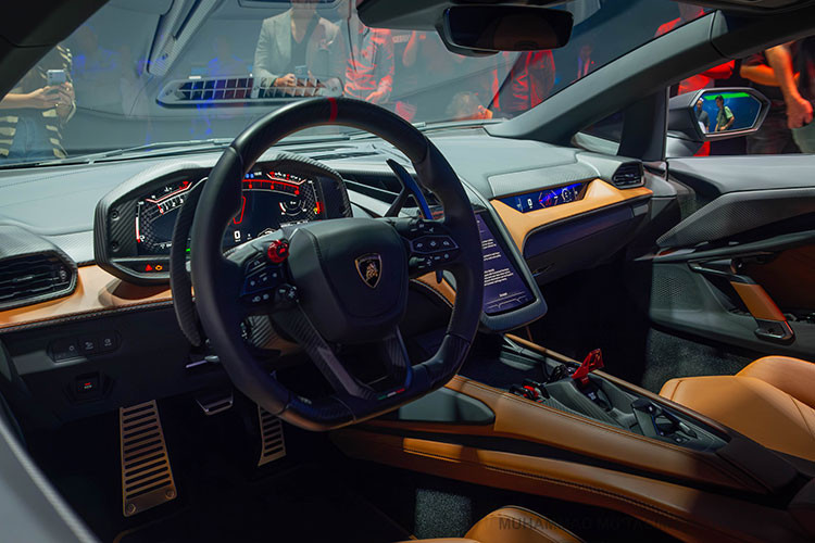 Không gian bên trong của Lamborghini Revuelto hướng đến sự hiện đại như đồng hồ lái kỹ thuật số kích thước 12.3 inch, màn hình trung tâm 8.4 inch, màn hình phụ bên phải kích thước 9.1 inch. Ngoài ra người dùng có thể tùy biến kiểu ghế ngồi, thảm sản, ốp nội thất và cả dây đai an toàn,… 