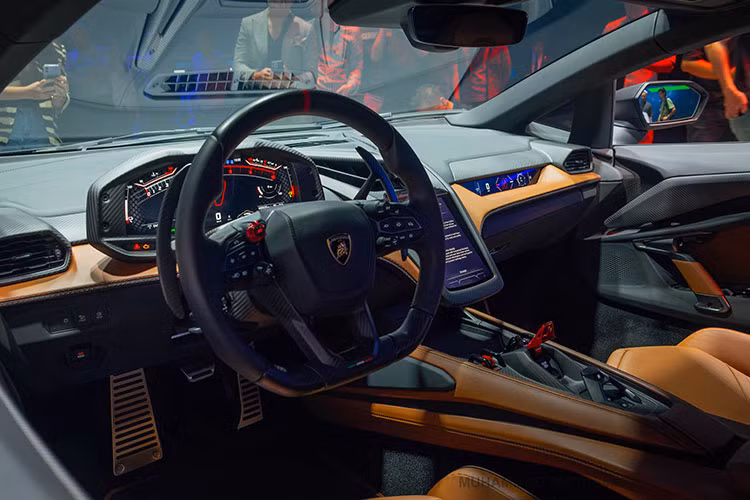 Không gian bên trong của Lamborghini Revuelto hướng đến sự hiện đại như đồng hồ lái kỹ thuật số kích thước 12.3 inch, màn hình trung tâm 8.4 inch, màn hình phụ bên phải kích thước 9.1 inch. Ngoài ra người dùng có thể tùy biến kiểu ghế ngồi, thảm sản, ốp nội thất và cả dây đai an toàn,… 