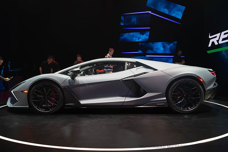 Lamborghini Revuelto 2023 mới được xem là mẫu siêu xe thay thế cho người tiền nhiệm Aventador với những nâng cấp hoàn toàn mới vơi nhiều công nghệ lần đầu được hãng xe Ý áp dụng. Mẫu siêu xe mới này được áp dụng ngôn ngữ thiết kế Space Race kết hợp giữa sự tối giản nhưng vẫn giữ được sự thể thao vốn có.