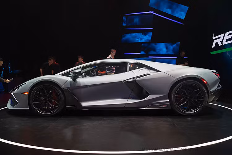 Lamborghini Revuelto 2023 mới được xem là mẫu siêu xe thay thế cho người tiền nhiệm Aventador với những nâng cấp hoàn toàn mới vơi nhiều công nghệ lần đầu được hãng xe Ý áp dụng. Mẫu siêu xe mới này được áp dụng ngôn ngữ thiết kế Space Race kết hợp giữa sự tối giản nhưng vẫn giữ được sự thể thao vốn có.