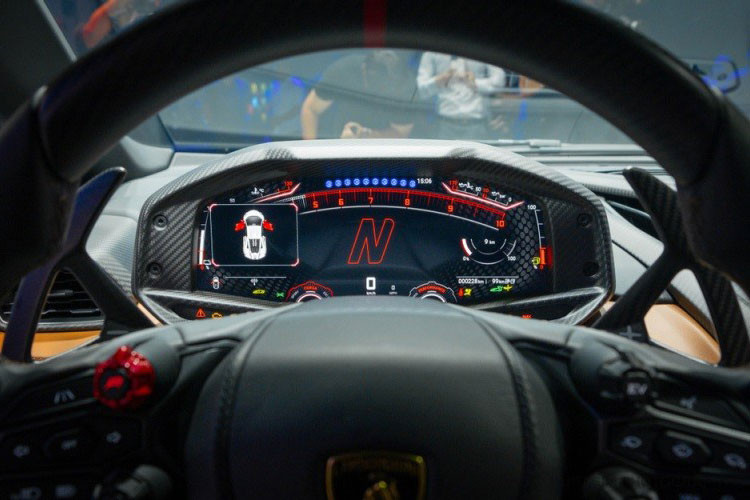 Với sự kết hợp trên Lamborghini Revuelto có hiệu suất 825 mã lực và mô-men xoắn 725 Nm và nếu kết hợp với 3 motor điện của hệ thống hybrid sẽ cho mức công suất lên tới 1.015 mã lực. Theo nhà sản xuất xe chỉ mất 2.5 giây để tăng tốc từ 0-100km/h trước khi đạt vận tốc tối đa 350 km/h.