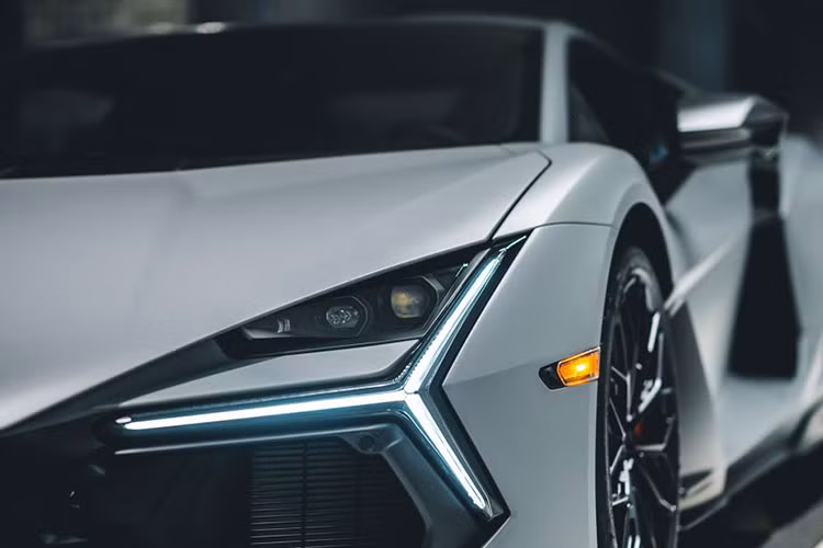 Tại thị trường Singapore, giá xe Lamborghini Revuelto có mức quy đổi lên đến hơn 46 tỷ đồng vfa được cho là khá cao so với mặt bằng chung, còn tại Thái Lan và Malaysia mức giá bán xe quy đổi chỉ khoảng từ 31 tỷ đồng đến 34 tỷ đồng.