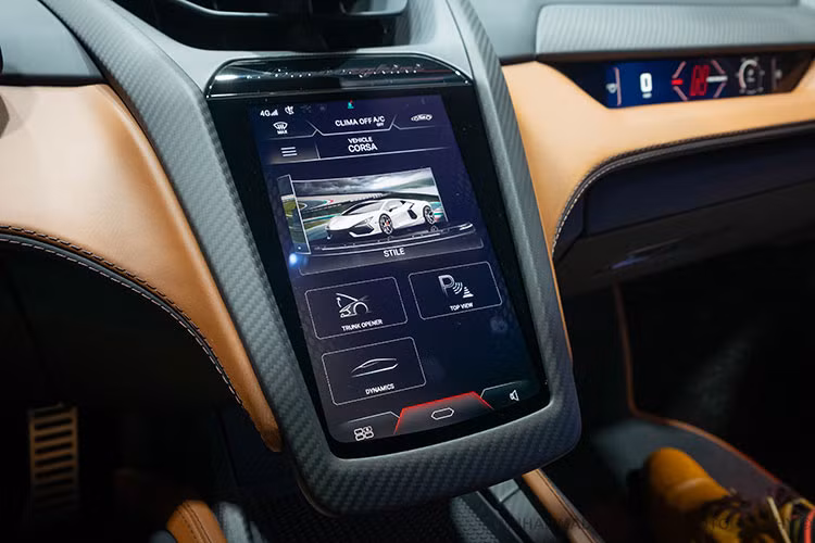 Lamborghini Revuelto vẫn tiếp tục sử dụng khối động cơ 6.5L V12 hút khí tự nhiên kết hợp với công nghệ hybrid. Trước đó sự kết hợp này chỉ có trên các mẫu xe có số lượng sản xuất giới hạn như Lamborghini Sián FKP 37 hay Lamborghini LPI 800-4.