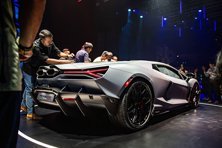 Có khá nhiều đường nét được lấy cảm hứng từ nguyên mẫu Lamborghini Sián FKP 37 thông qua các bộ phận như cụm đèn trước sau hình chữ Y, các chi tiết khí động học làm từ carbon, cụm ống xả kép đặt cao, ngoài ra người mua có thể tùy chọn màu sơn, kiểu mâm, hệ thống phanh theo sở thích.