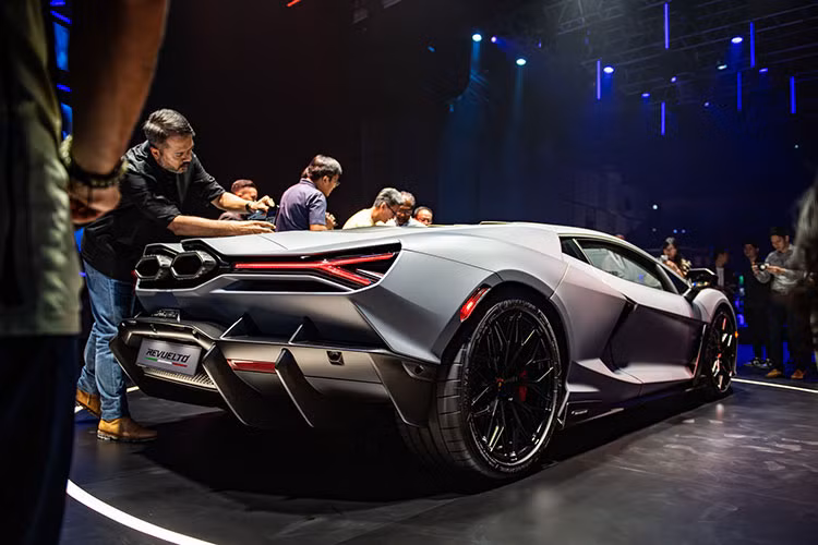 Có khá nhiều đường nét được lấy cảm hứng từ nguyên mẫu Lamborghini Sián FKP 37 thông qua các bộ phận như cụm đèn trước sau hình chữ Y, các chi tiết khí động học làm từ carbon, cụm ống xả kép đặt cao, ngoài ra người mua có thể tùy chọn màu sơn, kiểu mâm, hệ thống phanh theo sở thích.