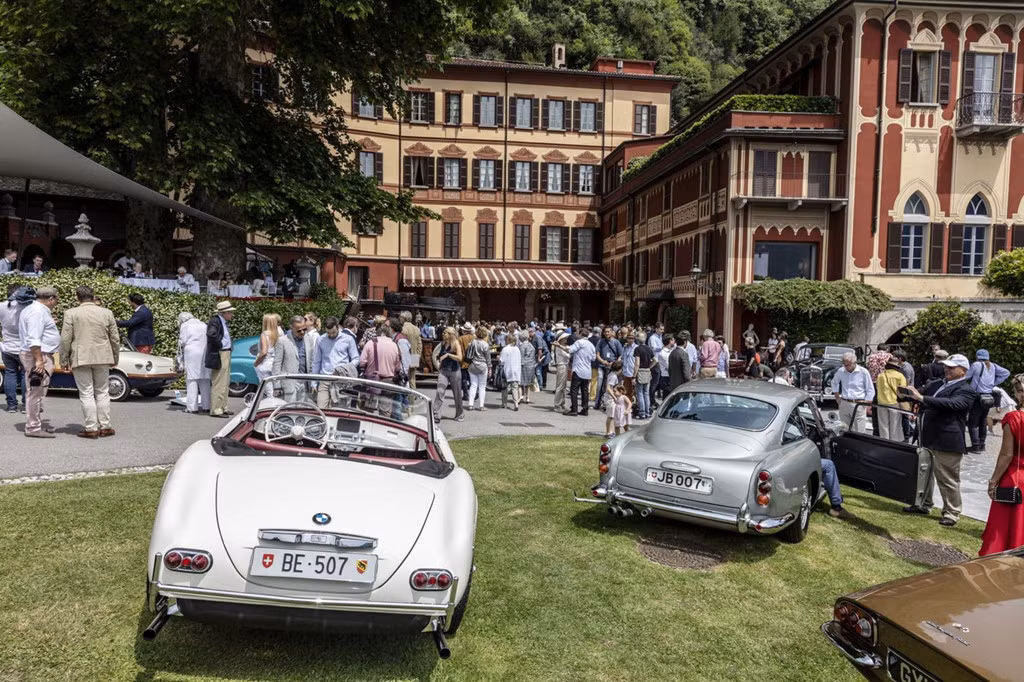 Chiếc BMW 507 đời 1958 (trái) và Aston Martin DB5 đời 1964 phải gắn biển số "JB007" – viết tắt của James Bond 007. Aston Martin DB5 là mẫu xe được sử dụng trong nhiều tập phim Điệp viên 007 nổi tiếng. Vào những năm 1950, ca sĩ nổi tiếng Elvis Presley từng lái một chiếc BMW màu trắng tương tự BMW 507.