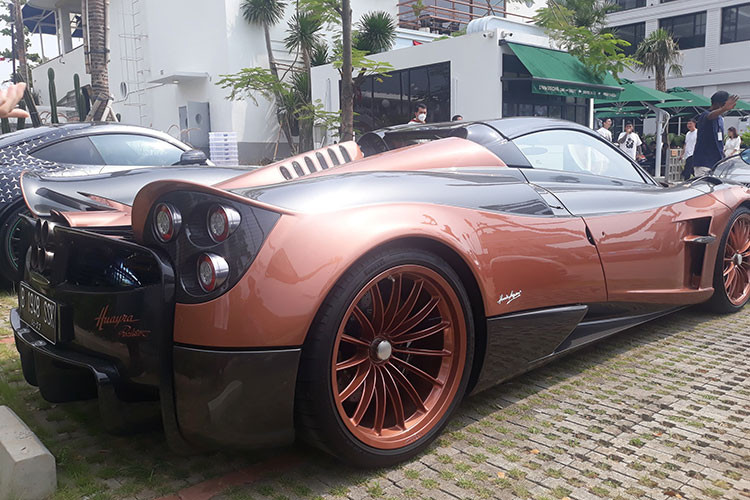 Ngoài màu đồng, bộ áo của chiếc siêu xe triệu đô Pagani Huayra Roadster tại Indonesia còn có các chi tiết sơn đen bóng và tất nhiên không thể thiếu sợi carbon ở cản trước, vỏ gương và cản sau xe.