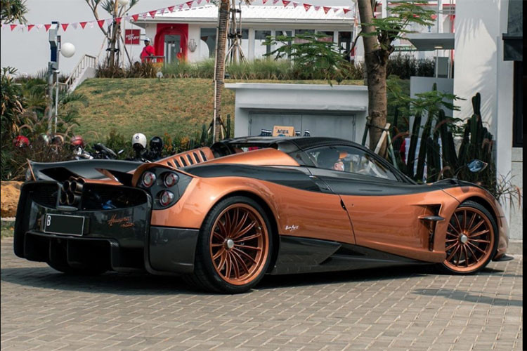 Mới đây nhất, một số hình ảnh do cánh săn ảnh tại Indonesia chia sẻ cho thấy có một chiếc xe Pagani Huayra Roadster màu đồng mới xuất hiện tại thủ đô Jakarta đã thu hút sự quan tâm của giới mê xe nước này.