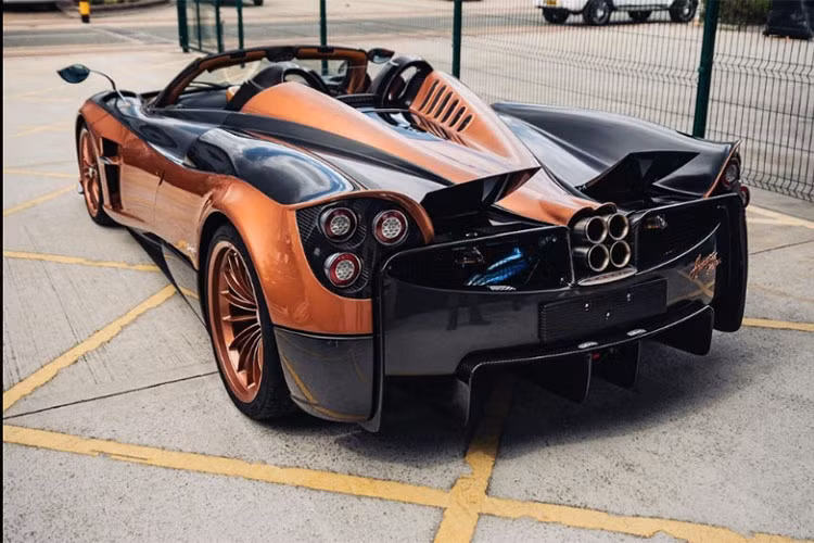 Dù xe Pagani Huayra Roadster không còn sở hữu cửa cánh chim như bản Coupe nhưng lại có lợi thế là việc mái nhà của siêu phẩm này dễ dàng tháo lắp bằng tay, có thể tùy biến thành bản mui trần và khi lắp mui lại sẽ biến thành bản Coupe.