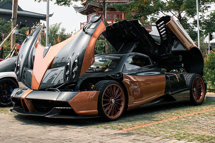 Pagani Huayra Roadster sử dụng động cơ V12 Biturbo, dung tích 6.0 lít tiêu chuẩn do Mercedes-AMG sản xuất.