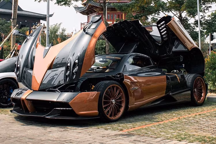 Pagani Huayra Roadster sử dụng động cơ V12 Biturbo, dung tích 6.0 lít tiêu chuẩn do Mercedes-AMG sản xuất.