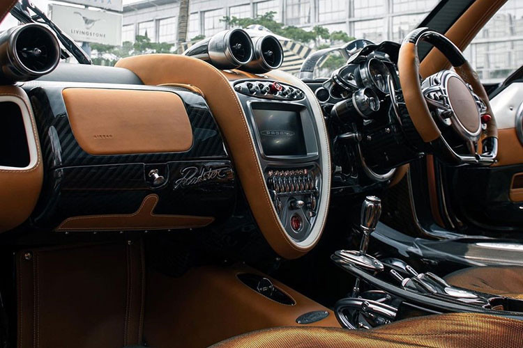 Chiếc Pagani Huayra Roadster xuất hiện tại thủ đô Jakarta còn có vô lăng nằm bên phải, phù hợp với luật giao thông của đất nước Indonesia.