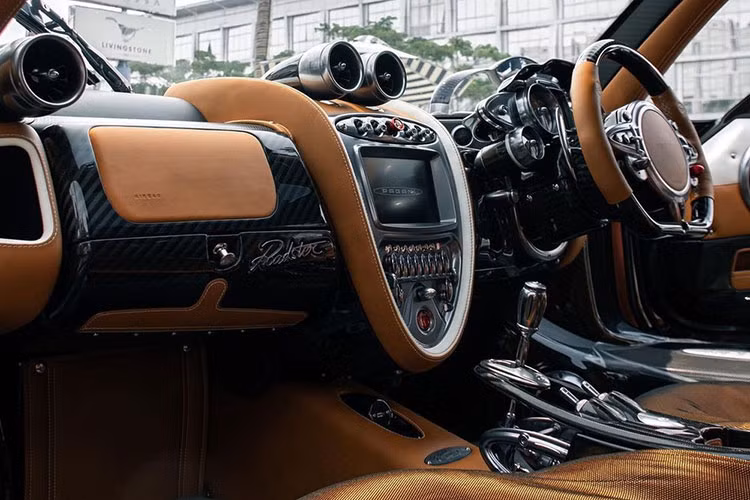 Chiếc Pagani Huayra Roadster xuất hiện tại thủ đô Jakarta còn có vô lăng nằm bên phải, phù hợp với luật giao thông của đất nước Indonesia.