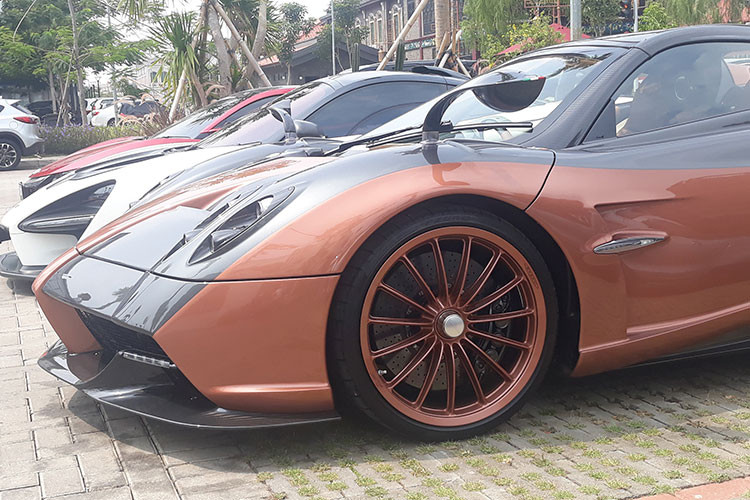 Chỉ có 100 xe Pagani Huayra Roadster đặc biệt được sản xuất bằng với số lượng xe bản Coupe nhưng siêu phẩm của đại gia Indonesia chỉ sở hữu cửa ngang bình thường thay vì cửa cánh chim như xe Pagani Huayra của Minh "Nhựa". Lý do là cơ cấu mui trần đã khiến hãng xe Ý phải lắp cửa "phổ thông" cho "thần gió" mui trần. 