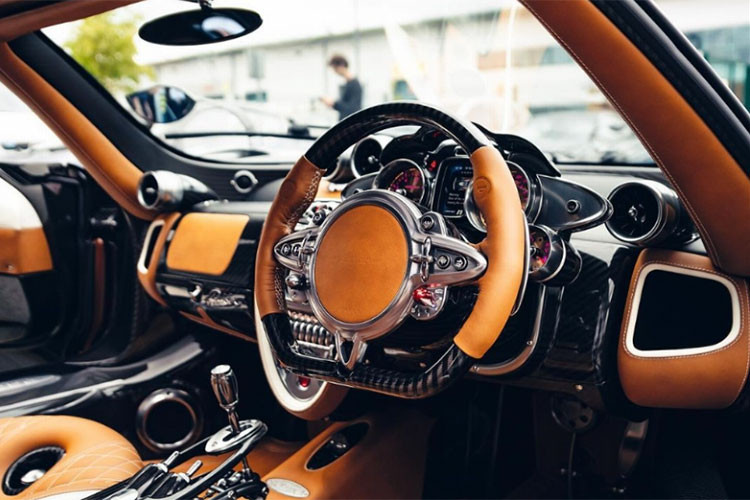 Hiện chưa rõ giá xe Pagani Huayra mui trần khi lăn bánh tại Indonesia, còn tại nước ngoài, xe có giá bán khởi điểm 2,28 triệu Euro (tương đương 54,7 tỷ đồng). 