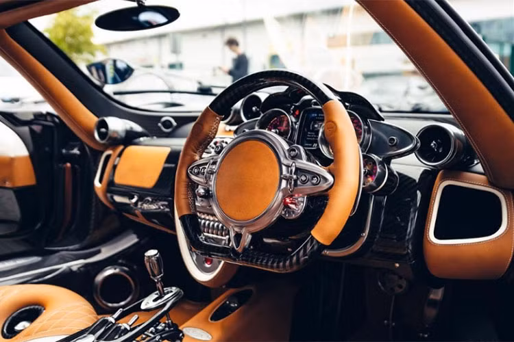 Hiện chưa rõ giá xe Pagani Huayra mui trần khi lăn bánh tại Indonesia, còn tại nước ngoài, xe có giá bán khởi điểm 2,28 triệu Euro (tương đương 54,7 tỷ đồng). 