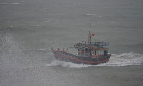 Tàu đi câu mực bị chìm.