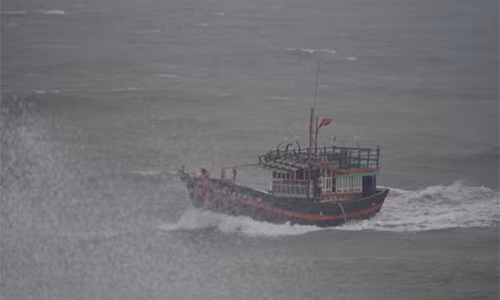 Tàu đi câu mực bị chìm.
