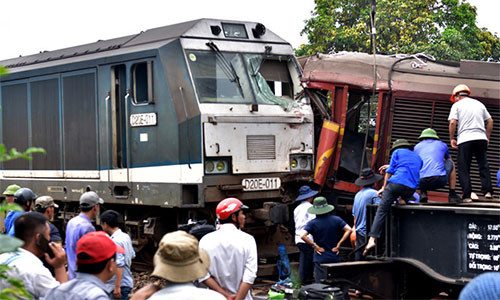 Hiện trường vụ hai tàu hàng tông nhau ở Ga Núi Thành. Ảnh: Minh Hoàng.