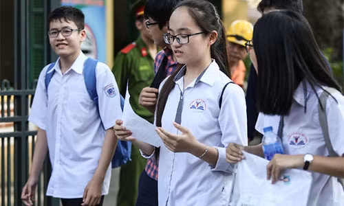 Thi sinh dự thi tại điểm trường THPT Chu Văn An, Hà Nội - Ảnh: NAM TRẦN