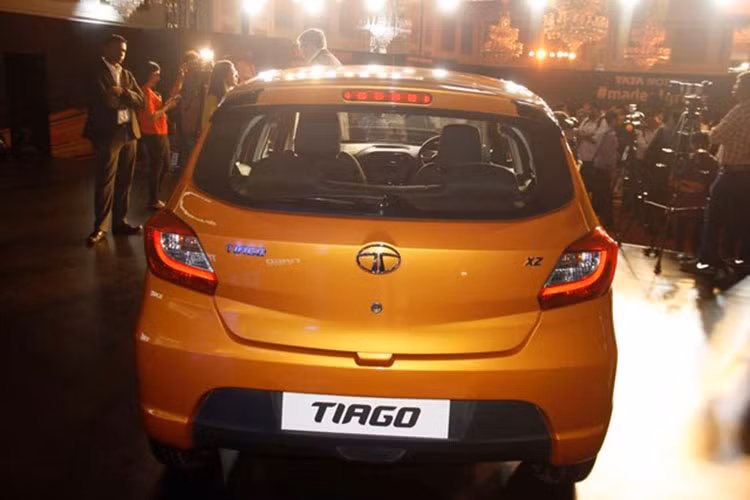 Tata Tiago sở hữu kích thước dài 3.746 mm, rộng 1.647 mm, cao 1.535 mm cùng chiều dài cơ sở 2.400 mm, khoảng sáng gầm xe 170 mm. Xe sở hữu lưới tản nhiệt dạng tổ ong, thân xe với những đường vuốt cùng cốp và bộ mâm 5 chấu kép mạ crom.