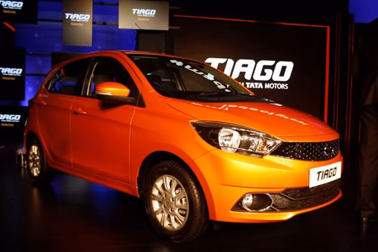 Tata Tiago có giá 320.000 rupee tương đương khoảng 4.800 USD (khoảng hơn 100 triệu đồng), chỉ nga hoặc thạm chí rẻ hơn một chiếc Honda SH150i nhập khẩu tại Việt Nam. Tại thị trường Ấn Độ, khách hàng có 5 tùy chọn phiên bản khác nhau cùng 6 màu sơn ngoại thất.