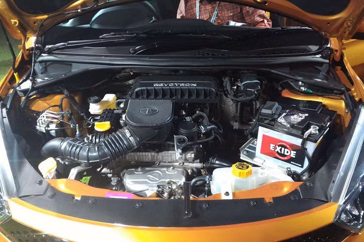 Tiago sở hữu động cơ xăng Revotron dung tích 1.2 lít công suất 84 mã lực, mô men xoắn 114 Nm. Ngoài ra, bản chạy dầu dung tích 1.05 lít với công suất 69 mã lực, mô men xoắn 140 Nm. Cả hai động cơ đều kết hợp với hộp số sàn 5 cấp, số tự động chỉ áp dụng như một tùy chọn.