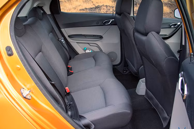Ngoài ra, xe còn có các nút bấm tiện dụng trên vô lăng giả da, màn hình TFT nhỏ chính giữa cụm đồng hồ cùng một màn hình giải trí “tí hon” trên bảng điều khiển trung tâm. Nội thất trên ghế được trang bị dạng nỉ với ghế ngồi đủ cho 5 người.