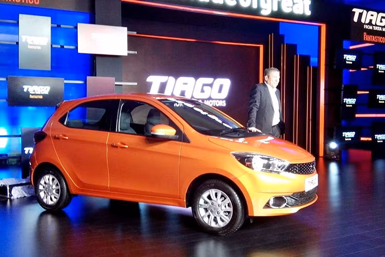 Hãng xe giá rẻ tại Ấn Độ vừa chính thức ra mắt mẫu xe Tata Tiago mới, chiếc hatchback cỡ nhỏ giá siêu rẻ này sẽ cạnh tranh trực tiếp với những đối thủ nhỏ con khác tại đây như; Honda Brio, Hyundai Grand i10 hay Chevrolet Beat.
